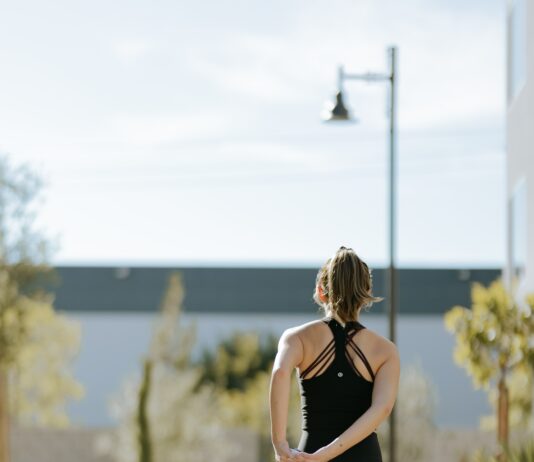 겨울철 허리통증 예방법과 효과적인 스트레칭