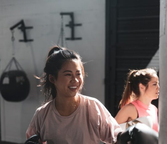 건강한 몸과 마음을 위한 올바른 다이어트와 운동의 선택 woman in pink long sleeve shirt and black pants holding black kettle bell