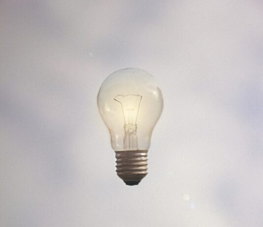 지역 딥테크 스타트업 지원…‘창업 버스(BuS)’ 운영 person catching light bulb