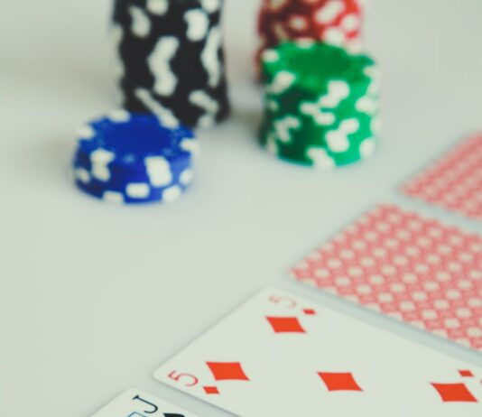 17일부터 홀덤펍·홀덤카페 청소년 출입·고용 금지 assorted playing cards on white surface