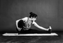 자 운동을 시작하겠습니다, 스트레칭이 먼저 입니다. a woman is doing a yoga pose on a mat