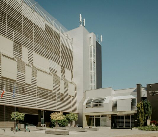정부 “일방적 진료 취소는 ‘진료거부’…불법행위에 엄정 대응” a large building with a lot of windows on the side of it