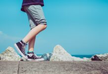 여름철 걷기의 건강 효과와 즐기는 방법 person walking on gray concrete pavement