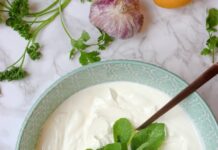 여름철 피할 수 없는 유혹, 건강하게 극복하는 법 a bowl of yogurt with a spoon in it
