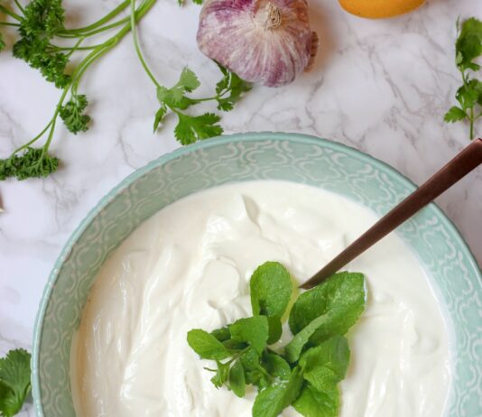 여름철 피할 수 없는 유혹, 건강하게 극복하는 법 a bowl of yogurt with a spoon in it