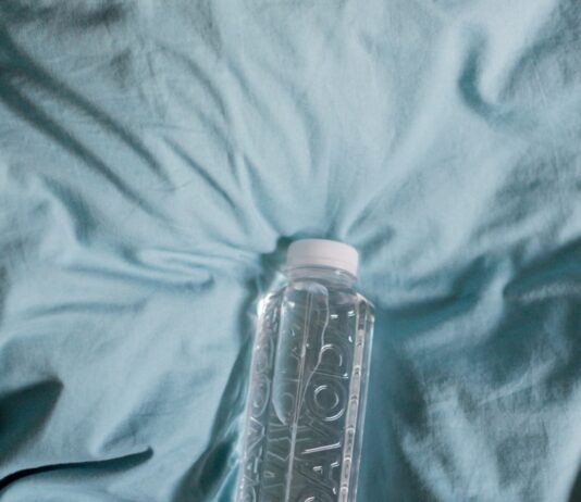 여름의 끝자락, 똑똑한 수면 관리로 더위 극복하기 clear plastic bottle on blue textile