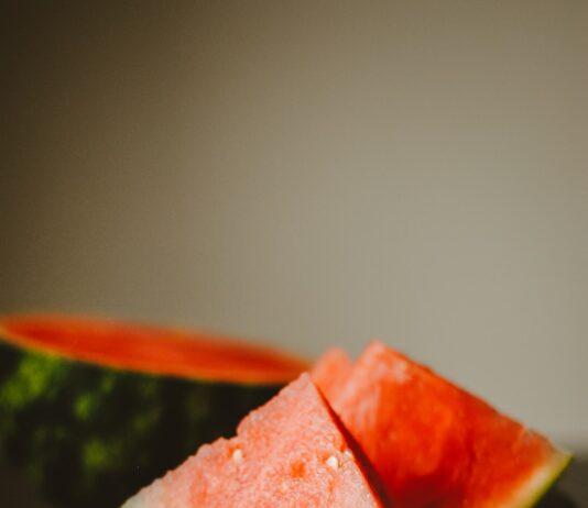 여름철 건강한 식습관 유지하기 watermelon slice on white ceramic plate