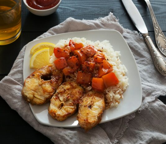 환절기 식사로 면역력 강화하기 a plate of food