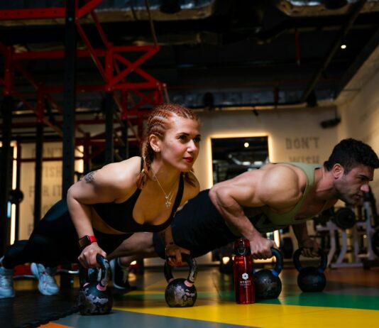 집에서 할 수 있는 간편한 코어 운동 a man and a woman doing push ups with dumbbells