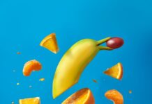 균형 잡힌 식단: 면역력 강화를 위한 필수 요소 sliced lemon fruit on blue surface