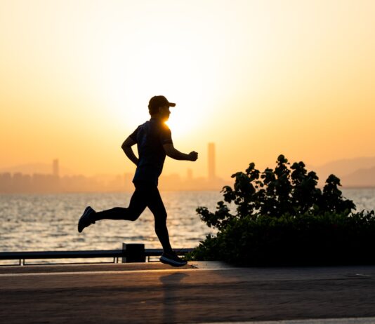 가을의 선선한 날씨, 체중 감량에 도움되는 운동 팁 a man running on the beach at sunset