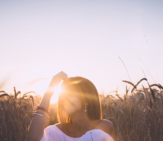 필라테스로 허리 통증 예방하기, 집에서도 가능한 동작들 woman sitting on grass field during sunset
