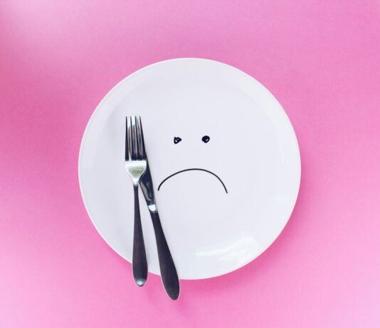 식이요법으로 몸과 마음을 건강하게 유지하는 법 silver fork and knife on plate