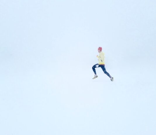 스트레스에 지친 현대인에게 필수인 운동의 효과 person wearing yellow jacket and black pants