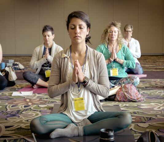 명상과 요가를 결합한 건강법 group of people doing yoga