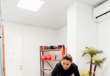 건강한 일상을 위해 시작하는 필라테스와 근력 운동 a couple of women are doing exercises in a gym