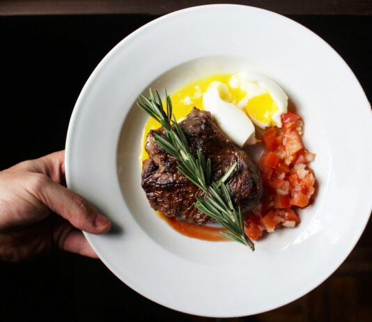 혈당 스파이크를 줄이는 저탄수화물 식단의 과학 person holding white ceramic plate