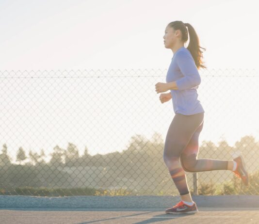 건강을 위한 두 가지 필수 구성 다이어트와 운동 woman jogging near wire fence