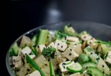 효과적인 체지방 감량을 위한 식단과 운동법 sliced of vegetables in clear glass bowl