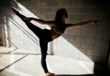 일상운동을 통한 건강한 신체 만들기 woman doing yoga