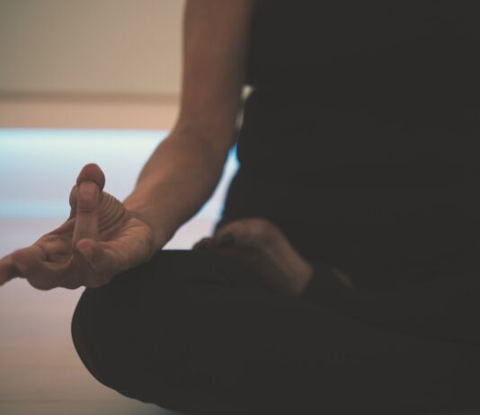 요가와 명상 불면증 개선에 도움이 될까? person doing yoga on floor