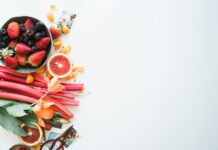 식습관으로 나이를 거스르는 장수와 젊음의 비밀 variety of sliced fruits