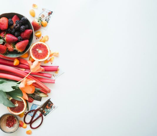 식습관으로 나이를 거스르는 장수와 젊음의 비밀 variety of sliced fruits