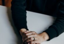 사회적지지의 힘, 정신 건강 증진 person in black long sleeve shirt holding babys feet