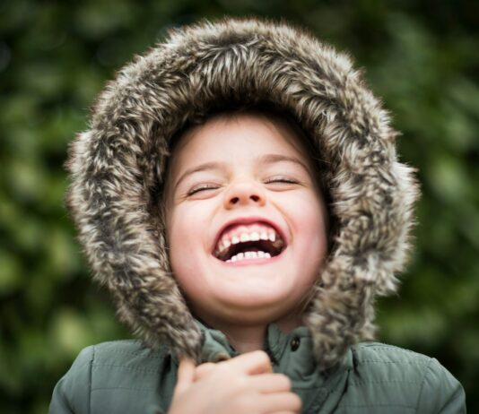정신 건강과 사회적 지지는 결정적인 역할 selective focus photography of child laughing