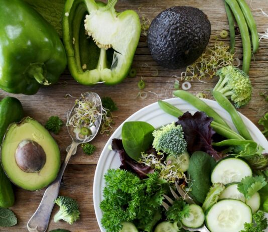 소화 건강과 면역력 강화를위한 식이섬유 sliced broccoli and cucumber on plate with gray stainless steel fork near green bell pepper, snowpea, and avocado fruit