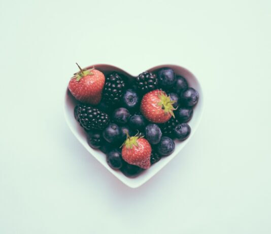 운동과 식사로 심장건강 관리하기 heart-shaped bowl with strawberries
