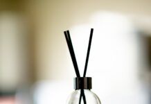 집에 들어서는 순간 기분이 좋아지는 향 루틴 clear glass bottle with gold lid