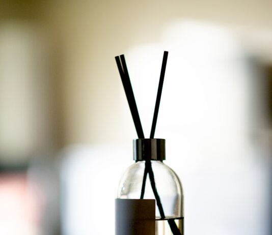 집에 들어서는 순간 기분이 좋아지는 향 루틴 clear glass bottle with gold lid