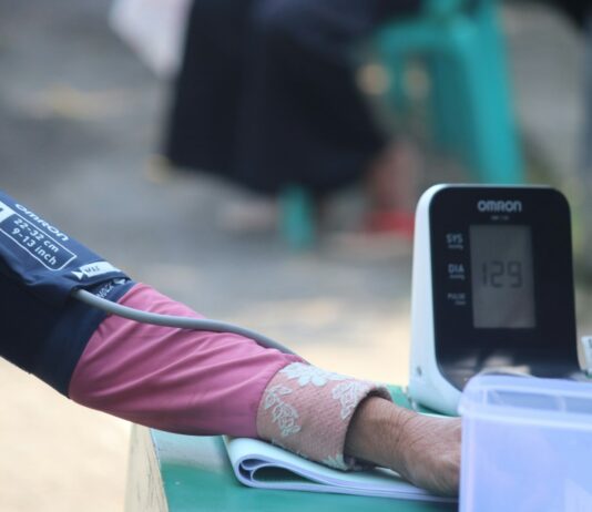 “요즘 자꾸 어지럽고 멍하다면?”…초여름 ‘저혈압 증후군’을 의심하라 person in pink long sleeve shirt holding white samsung android smartphone