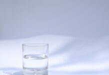 물 한 잔의 기적? 아침 공복 물 마시기의 놀라운 효과 clear drinking glass filled with water