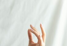 “손끝이 자주 저려요”…초여름 ‘혈액순환’이 불안할 때 persons left hand on white textile