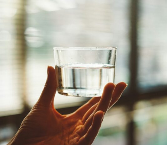 건강한 식단, 작은 변화로 시작하는 행복한 삶의 첫걸음 person holding clear glass cup with half-filled water