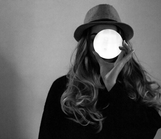 정신건강, 몸만큼 중요한 마음의 건강 챙기기 woman in black shirt wearing black hat