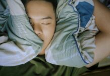 수면 시장 급성장…건강 위한 ‘슬리포노믹스’ 시대가 온다 baby in blue and white stripe onesie