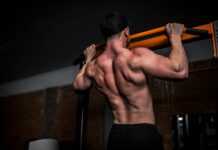 근육, 건강의 핵심으로 부상…MZ세대 ‘근육 투자’ 열풍 topless man in black shorts holding orange bar