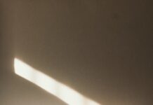 “잘 자는 것이 건강의 첫걸음”… 바쁜 일상 속 현명한 수면 습관 만들기 woman lying on bed