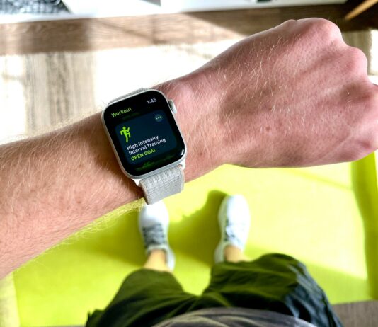 AI 건강 관리, 내 일상 속 똑똑한 건강 파트너로 자리잡다 silver aluminum case apple watch with white sport band