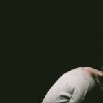 가벼운 우울감이 생활 루틴을 무너뜨리는 미묘한 신호들 woman in gray long sleeve shirt