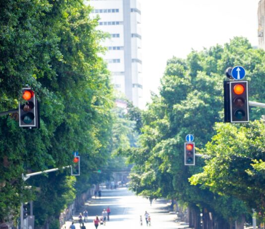 만성피로, 당신의 일상이 달라진다…실천 가능한 생활 루틴에 주목 a group of people riding bikes down a street