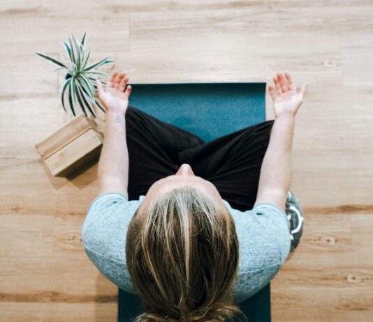 “마음의 근육도 단련이 필요하다”… 일상 속에서 실천하는 정신건강 루틴 woman in black shirt and gray pants sitting on brown wooden bench