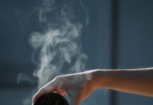 대체요법, 건강한 일상에 스며들다…한국형 실생활 활용법 주목 person pouring hot water on white cup