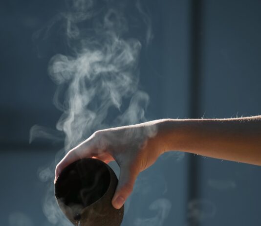 대체요법, 건강한 일상에 스며들다…한국형 실생활 활용법 주목 person pouring hot water on white cup