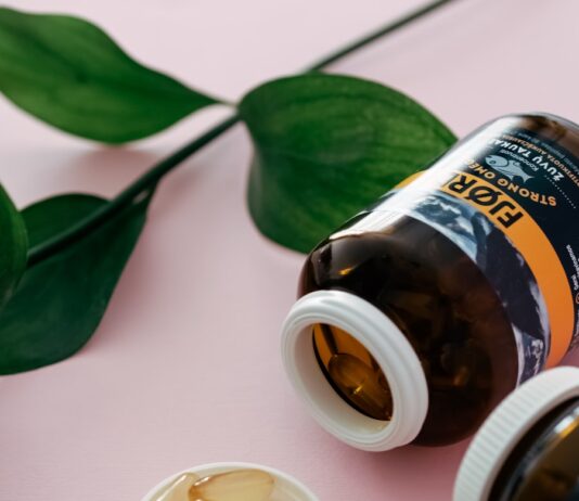 뇌 건강, 일상 속 작은 루틴으로 지킨다 a bottle of fish oil next to two bottles of fish oil