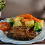 여성 건강관리, 일상에서 실천하는 최신 트렌드와 작은 변화들 Steak with boiled potatoes, carrots, broccoli, and tomato
