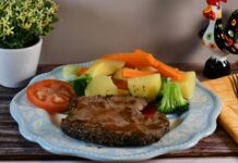 여성 건강관리, 일상에서 실천하는 최신 트렌드와 작은 변화들 Steak with boiled potatoes, carrots, broccoli, and tomato